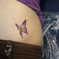 Tattoo von schönem farbigem erstaunlichem Schmetterling an der Hüfte
