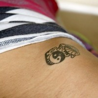 Tatuaje en la cadera, signo yin e yang