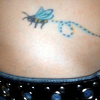 Piccola l'ape colorata tatuata