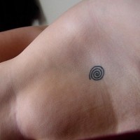Tatuaje en la cadera, espiral minúscula