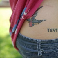 Tatuaje en la cadera, golondrina y un nombre