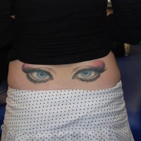 Tatuaje en la cadera, ojos grandes, azules, elocuentes