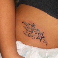 Les étoiles différentes tatouage sur la hanche avec des boucles