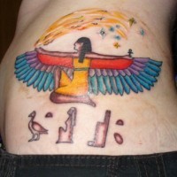 Tatuaje en la cadera, egipcio con alas azules brillantes y símbolos egipcios