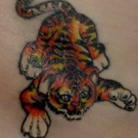 Tattoo von angreifendem  knurrendem jungem Tiger  an der Hüfte