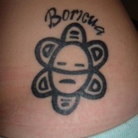 Une fleur-smile triste tatouage sur la hanche en style noir