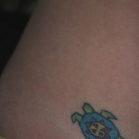 Tattoo von kleinem blauem Käfer Roboter   an der Hüfte