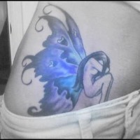 Tatuaje en la cadera, chica con alas de color azul brillante