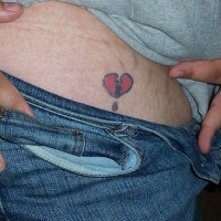 Design Tattoo von kleinem gebrochem Herzen mit Bluttropfen an der Hüfte