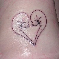 Cœur incolore avec formé de deux chats tatouage sur la hanche
