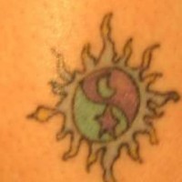 Sonne und Mond Symbole Tattoo