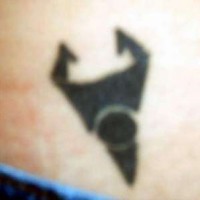Schwarzes Symbol hausgemachtes Tattoo