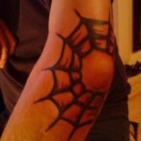 tatuaje casero en el codo de la tela de araña