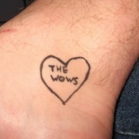 Le tatouage fait à la maison de cœur sur la cheville