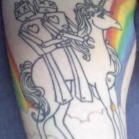 Le tatouage de robots amoureux sur un licorne en arc-en-ciel