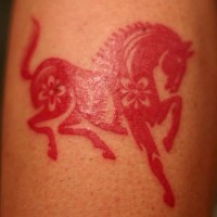 Le tatouage d'un cheval rouge symbolique