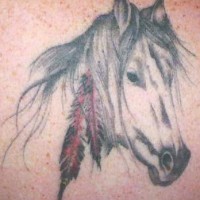 tatuaje de caballo blanco con plumas