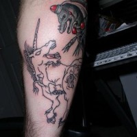 Le tatouage de licorne battant le delphine