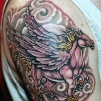 Majestätischer Pegasus in den Wolken Tattoo