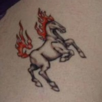 Le tatouage de cheval en flamme