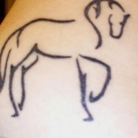 Le tatouage minimaliste de la silhouette de cheval