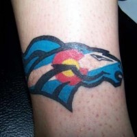 Le tatouage coloré de logo d'équipe avec un cheval