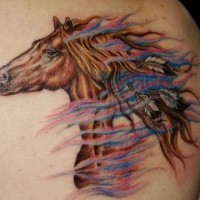 Le tatouage de cheval beau avec des plumes