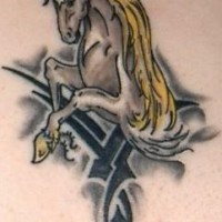 tatuaje de unicornio blanco de tribal