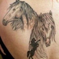 Un gros tatouage des têts de chevaux