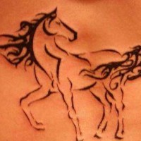 Silhouette des schwarzen Pferds in der Wind Tattoo