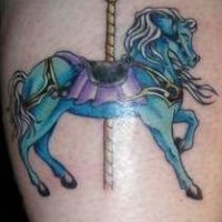 Le tatouage de cheval de manège de chevaux de bois