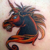tatuaje de unicornio diabólico rojo