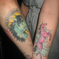 Le tatouage des chevales rose et bleu sur les deux bras