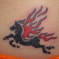 Le tatouage de pégase aux ailles enflammées