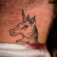 Le tatouage de la tête de licorne souriant sur le cou