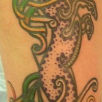 tatuaje de tracería de edad media de unicornio en llamas