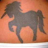 Schwarzes Einhorn Tattoo am ganzen Rücken