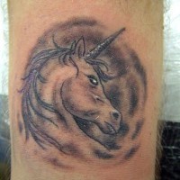 Einhornkopf mit schwarzer Tinte Tattoo