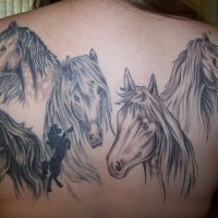 tatuaje en la espalda de manada de caballos