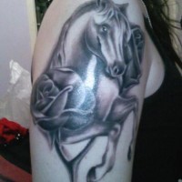 Schwarzes Pferd und Rose Tattoo