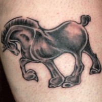 Le tatouage de cheval de gros trait noir
