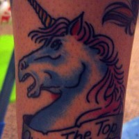 tatuaje de cabeza de unicornio con escritos de Over The Top