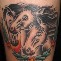 Le tatouage de trois chevaux courants