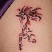 tatuaje de unicornio corriendo