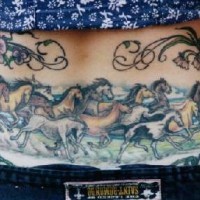 Еroupeau de chevaux  tatouage coloré sur le bas du dos