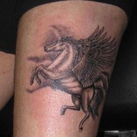 Schwarzer Pegasus Tattoo am Schenkel