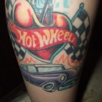 Le tatouage de voiture de hot wheels avec le cœur
