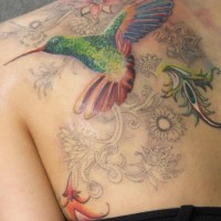 tatuaje de obra de arte de tracería increible de colibrís