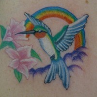 Tatuaje de un colibrí, 2 flores y un arco iris