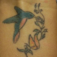 tatuaje casero de colibrí